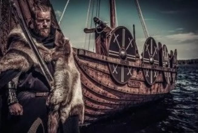 Vikingskip i solnedgang