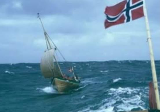 Vikingskip i solnedgang
