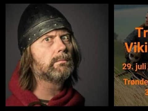 Vikingskip i solnedgang